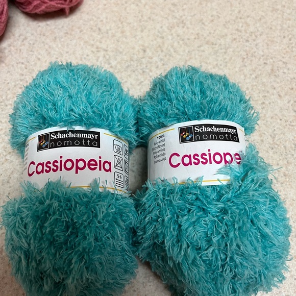 Variety of Vintage Yarn Lot 13 skeins - Picture 10 of 11